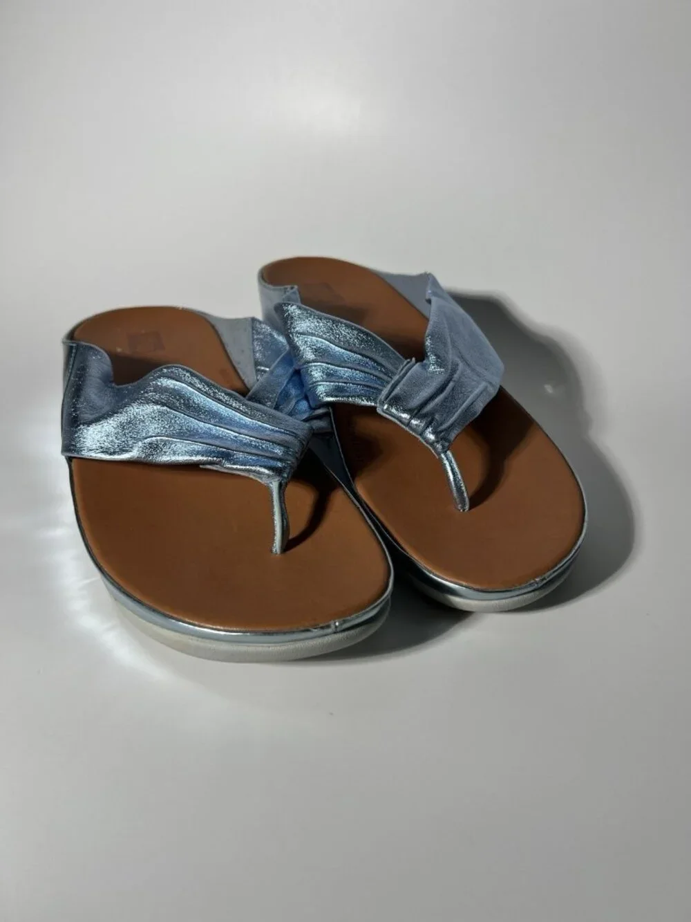 FitFlop Women’s Metallic Light Blue Leather Thong Sandals Size 9